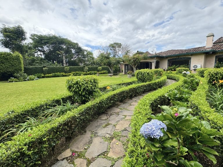 Colonial-architecture-1-level-house-for-sale-in-Pinares-Curridabat-scaled.jpg