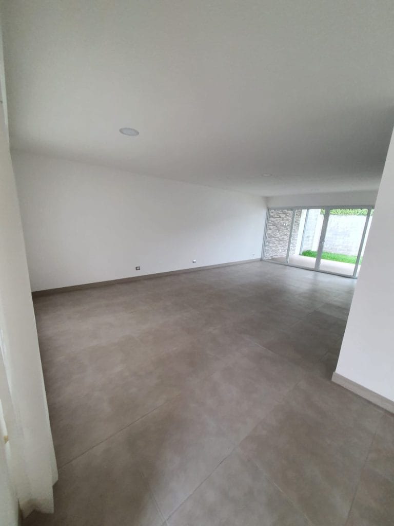 sala-comedor-Source-Living-Guachipelin-scaled.jpeg
